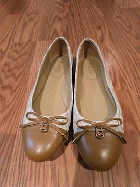 Michael Kors Tan & Ivory Logo Cap-Toe Bow Ballet Flats